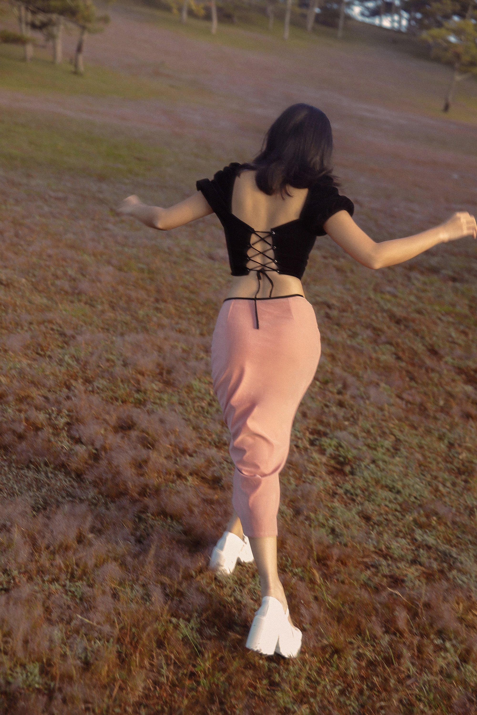 Áo croptop tay phồng và chân váy dài