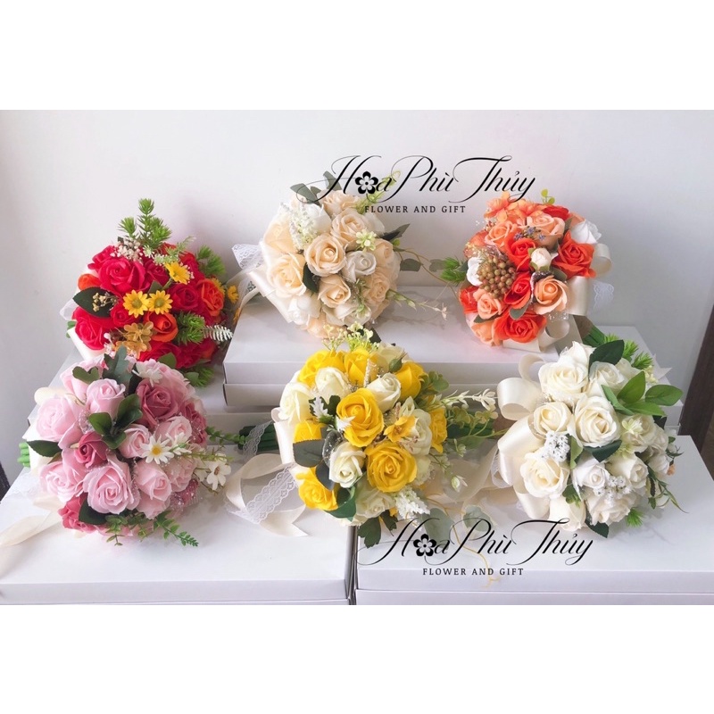 Hoa cưới cầm tay cô dâu bằng sáp thơm