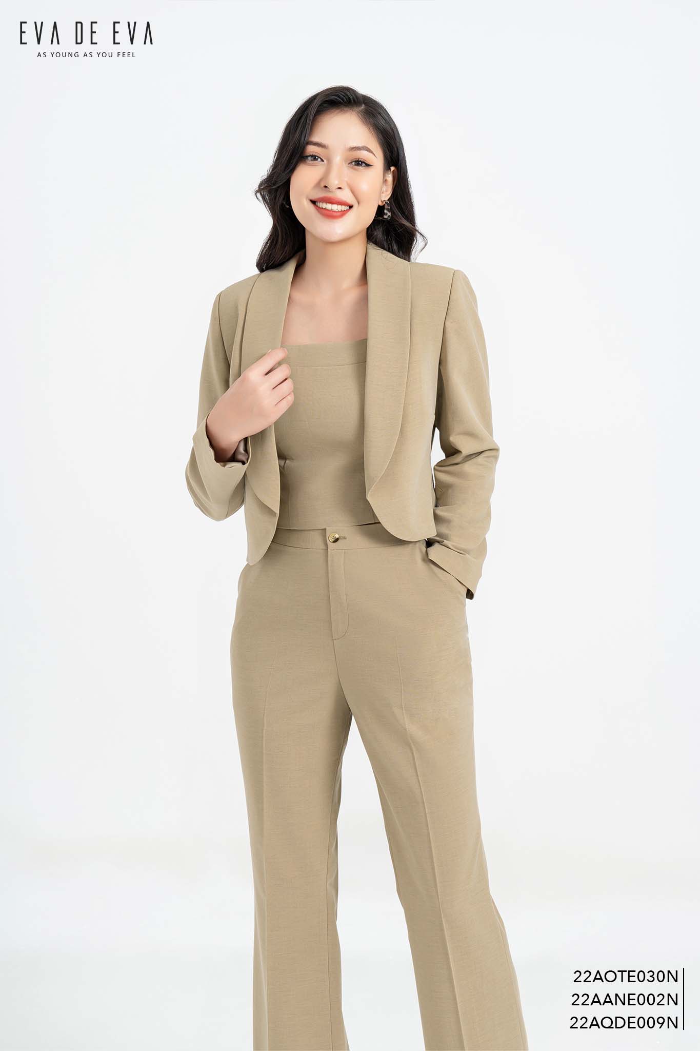 Áo kiểu tay dài, phom dáng croptop trẻ trung, có chi tiết cổ bẻ lịch sự eva de eva 22aote030n