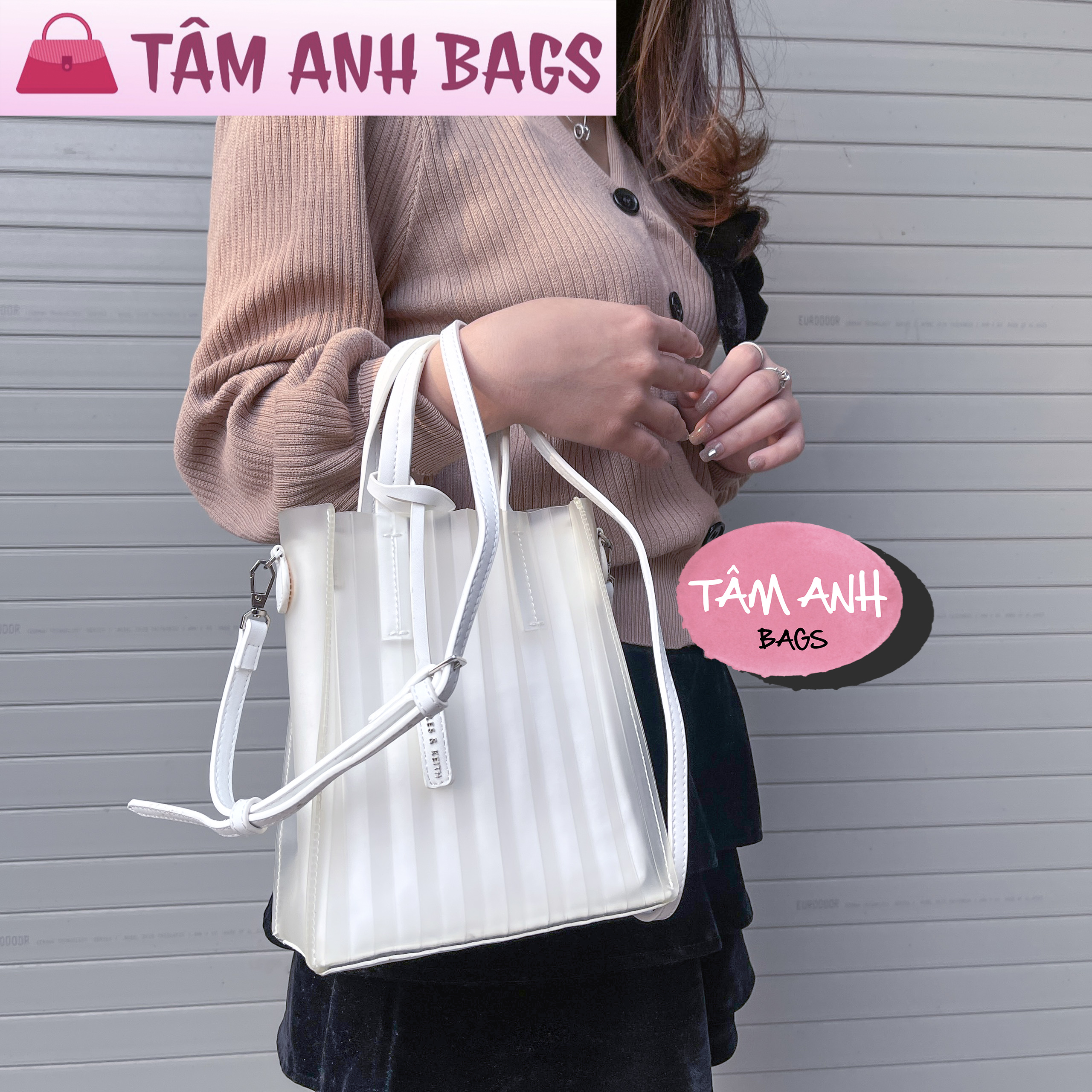Túi đeo chéo cầm tay CNK nhựa dẻo tinh tế 2 màu đen trắng