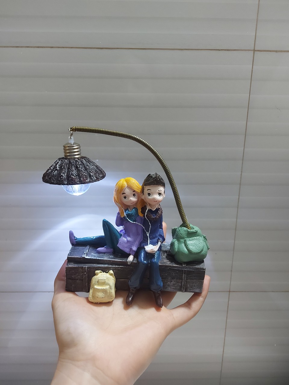 Tượng trang trí để bàn: Mẫu cặp đôi ngồi thùng gỗ, có kết hợp đèn sáng