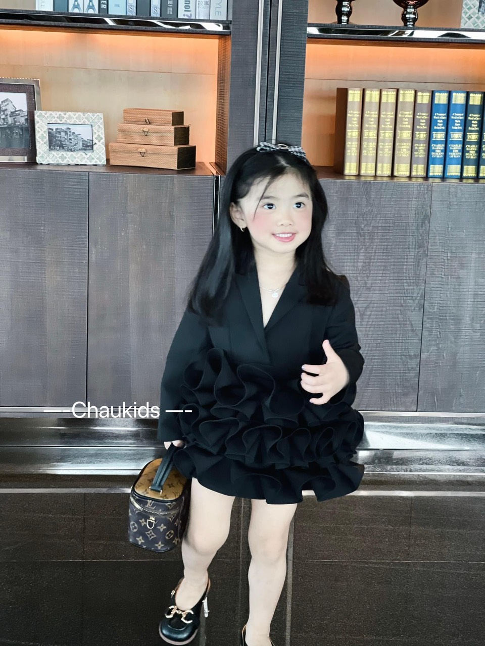 Váy đen tầng cổ vest dài tay cho bé gái