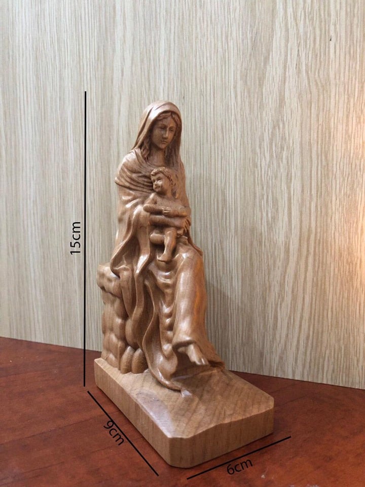 Tượng mẹ maria ngồi bế chúa bằng gỗ beech 17cm đẹp điêu khắc tinh xảo 17cm