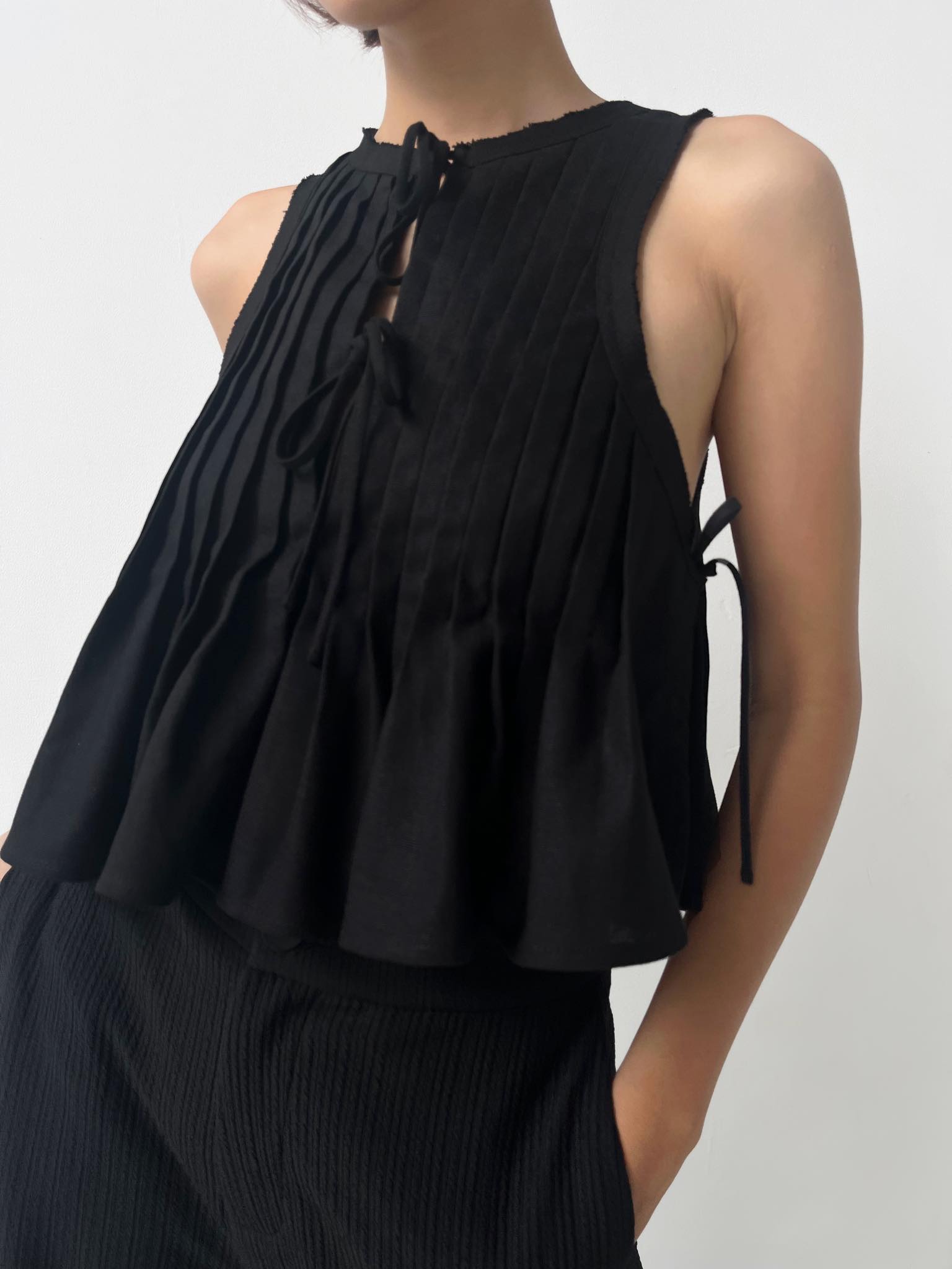 /ouba:d/ - áo đen xếp ly sát nách cổ tròn form suông basic nữ chất vải linen mềm s/m