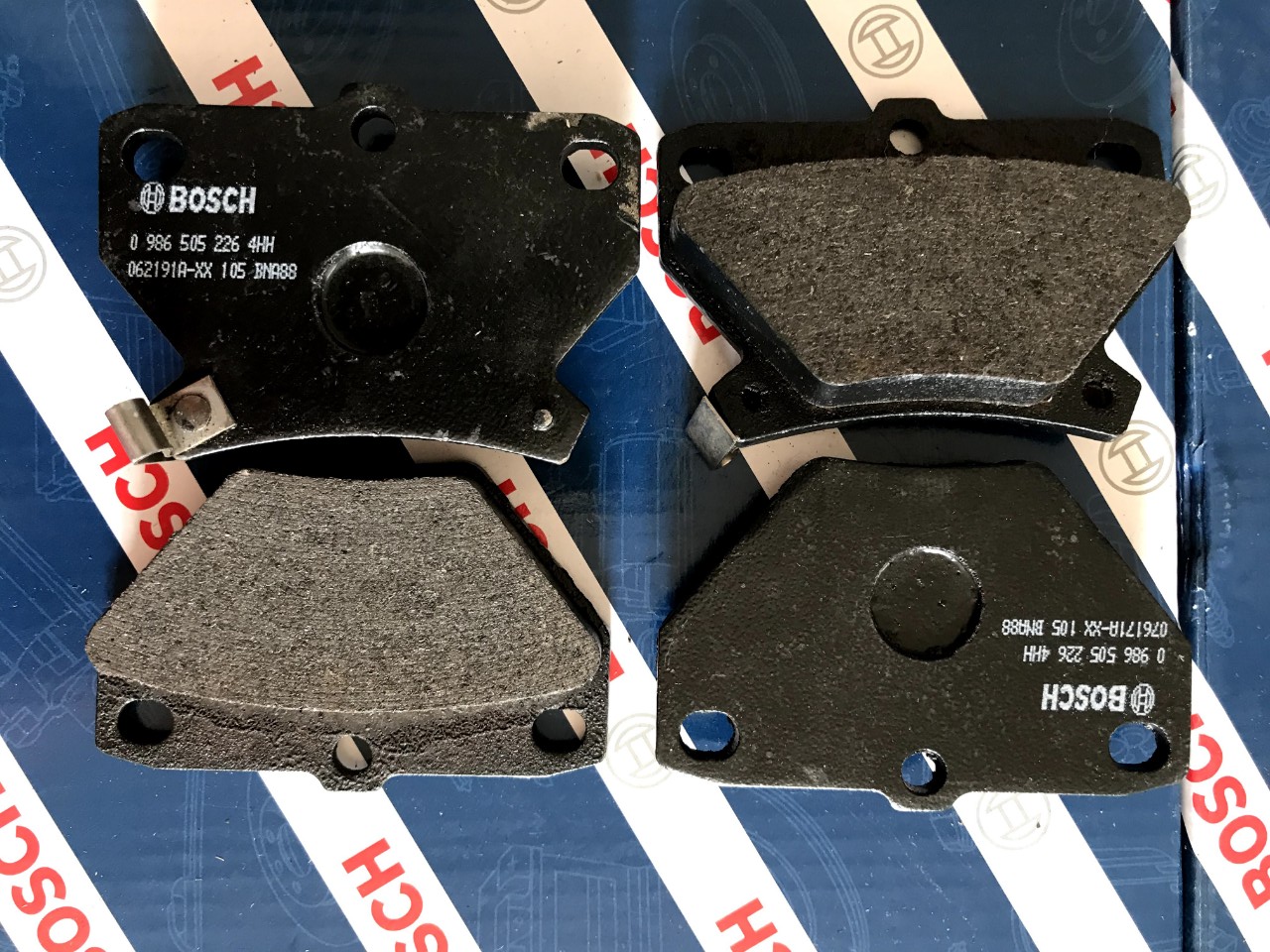 Bố Thắng ( Má Phanh sau )  Bosch BP 5226 - Toyota Vios / Limo  / Corolla Altis /Toyota Celica / Toyota Ist 1.5L (Năm 2002 - 2005)