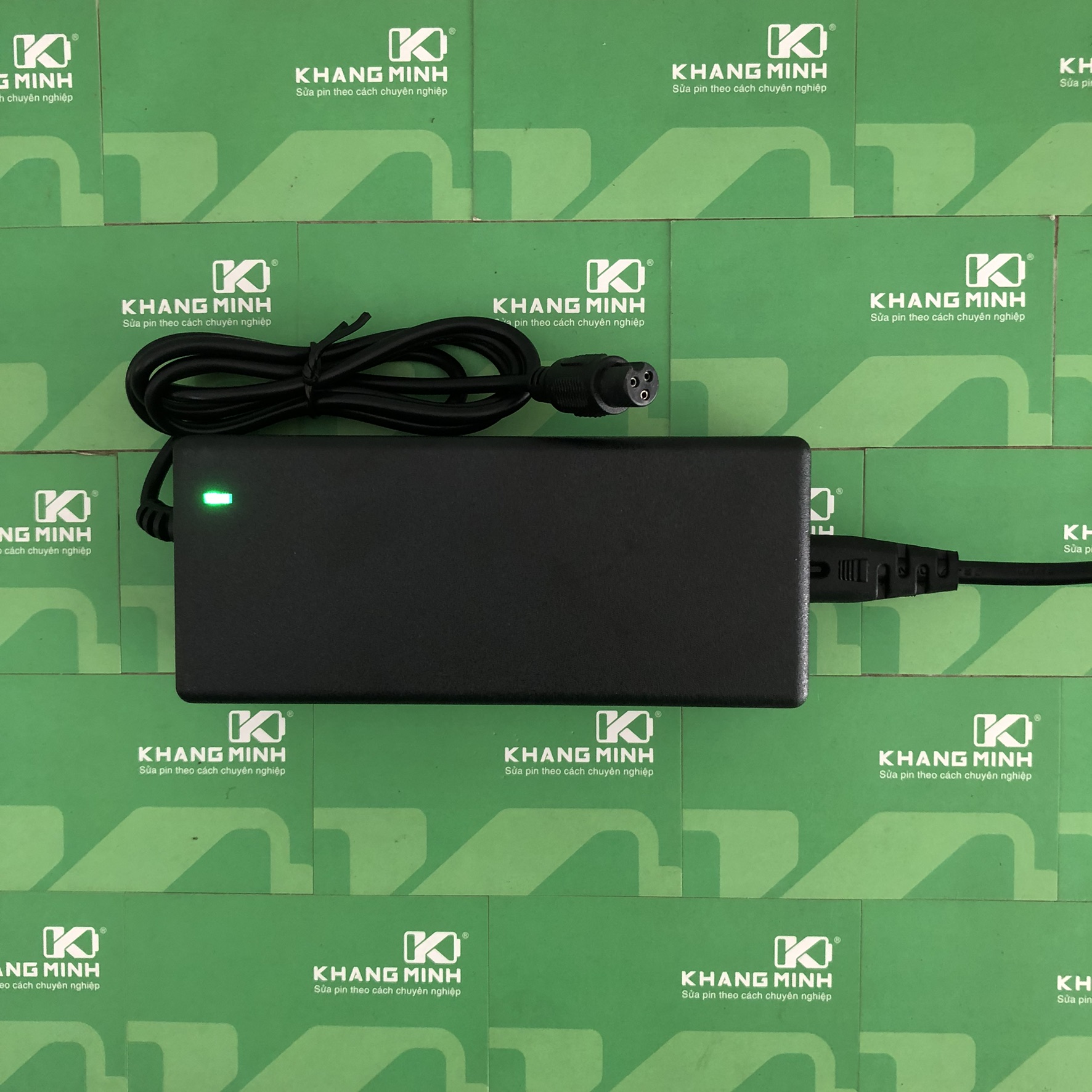 [HCM]Sạc xe cân bằng 63V 1.1A giắc tròn 3 chấu có đèn báo đầy