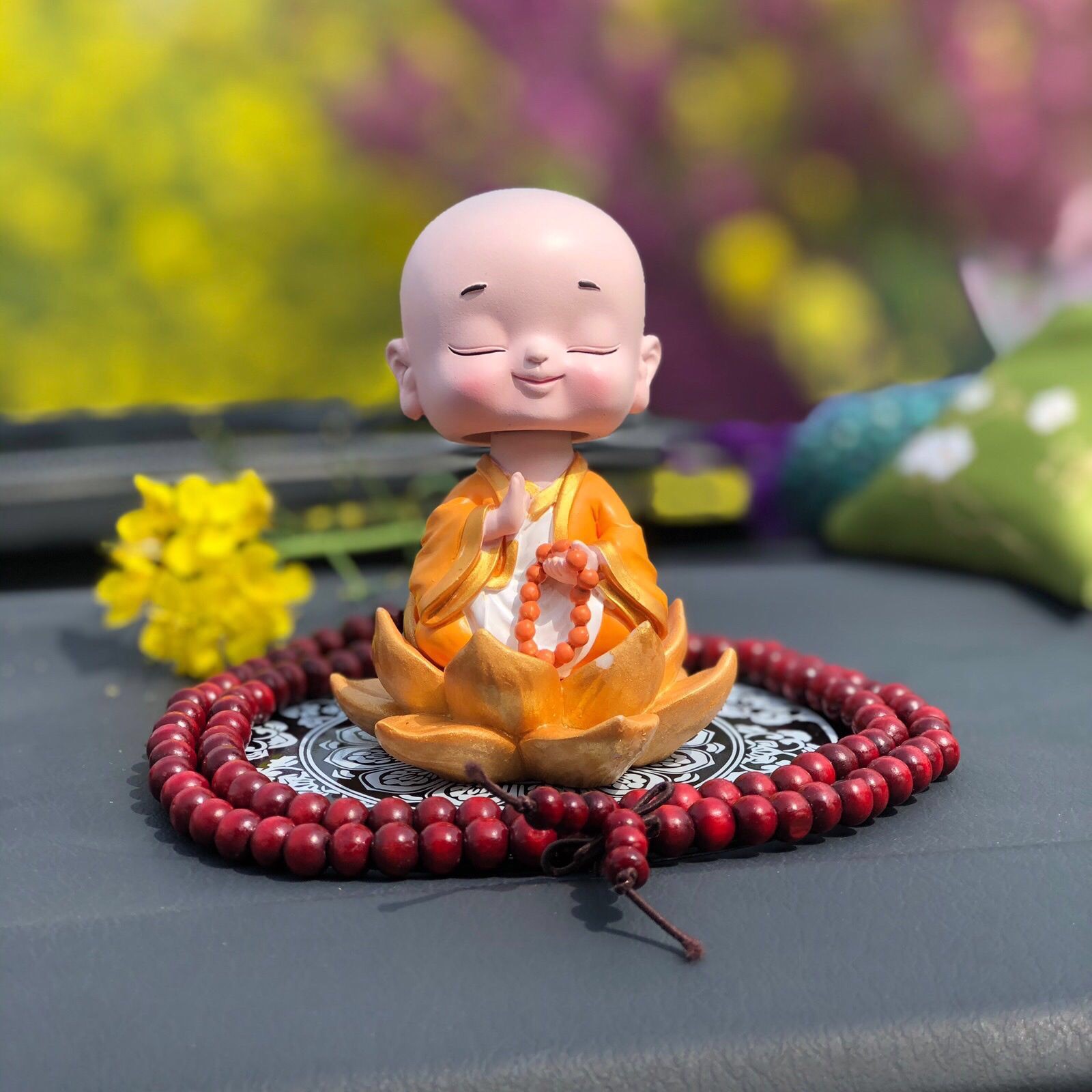 Tượng chú tiểu tọa sen đầu lắc lư