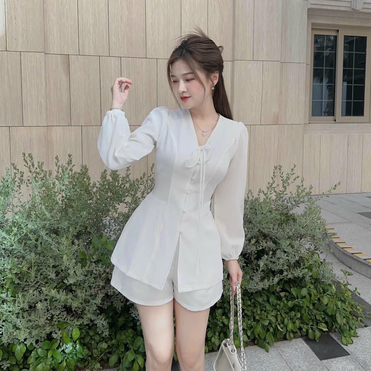 Sét bộ đùi thời trang nữ mặc đi chơi chất cotton lạnh cổ v tay phồng dài đính nút cột dây nơ mix quần đùi 2 màu đen và trắng