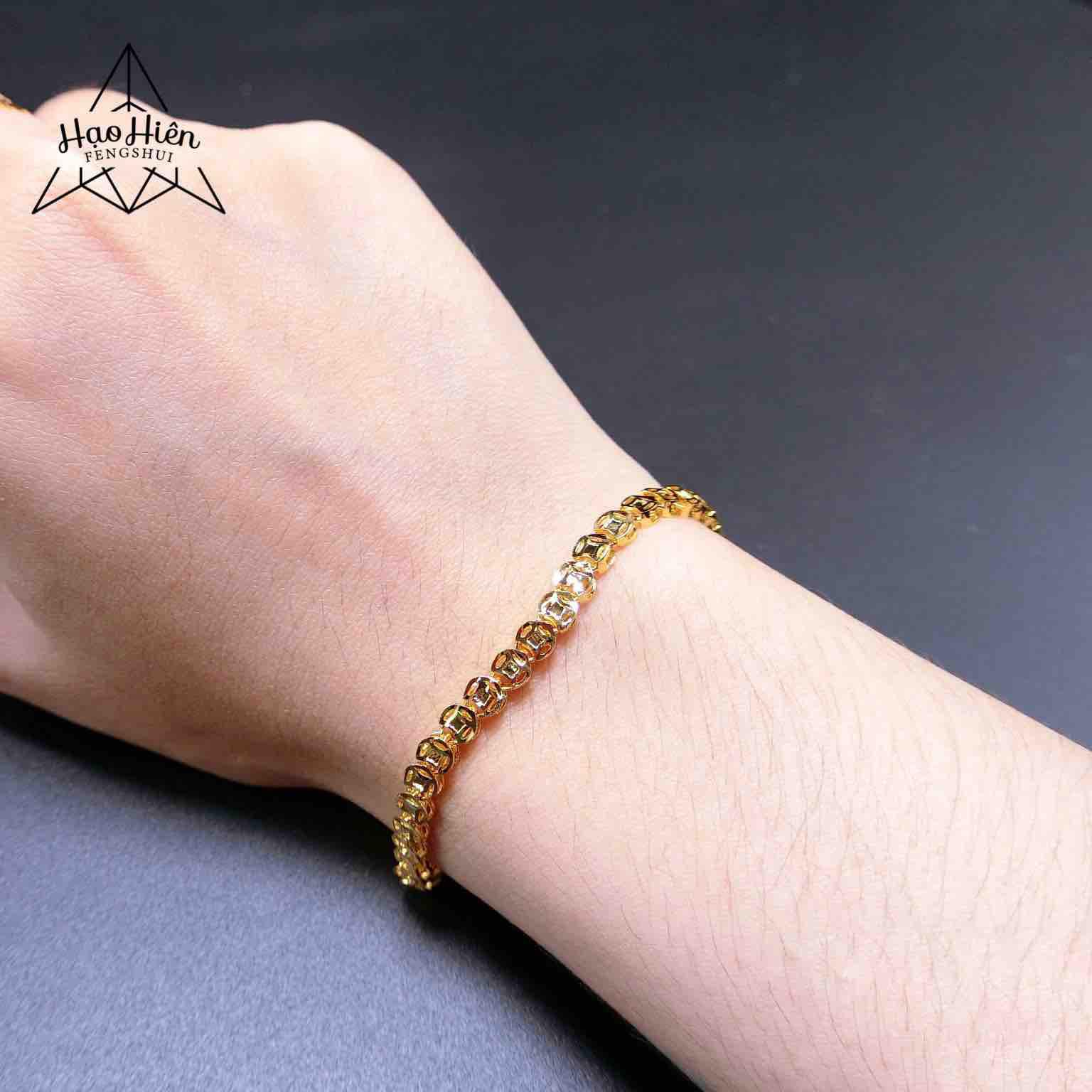 Chiếc lắc tay nữ Kim Tiền vàng mạ 18k sử dụng chất liệu vàng mạ cao cấp, mang lại cho bạn vẻ đẹp sang trọng và quý phái. Đây cũng là món quà tặng đầy ý nghĩa và giá trị cho người phụ nữ của bạn.