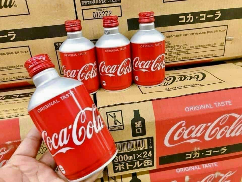 ( date 3/2023) 1 thùng 24 chai Coca Nhật Nhôm Lùn Nắp Vặn 300ml