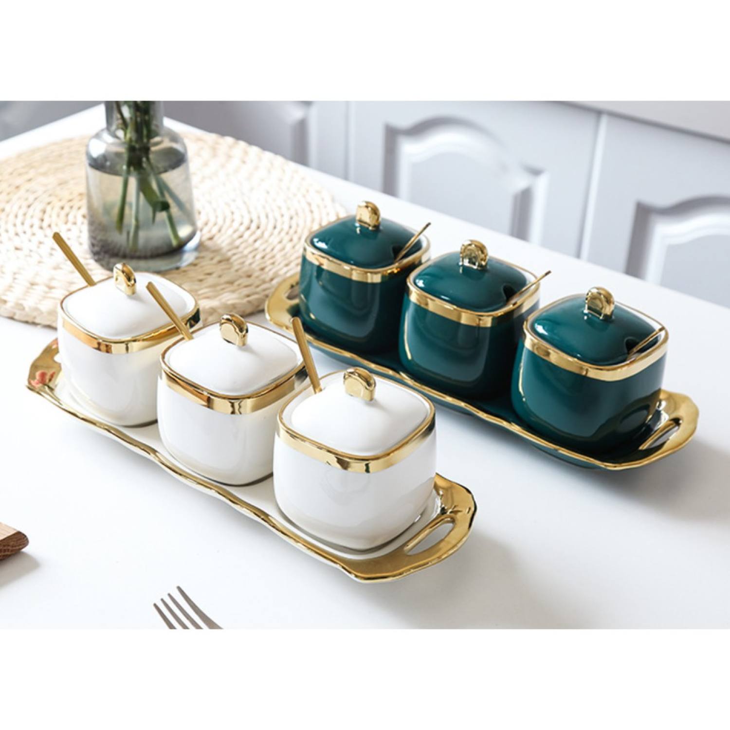 Lọ để gia vị. khay để gia vị. set 3 lọ để gia vị. hộp để gia vị bao gồm cả thìa. phụ kiện nhà bếp. lọ đựng gia vị bằng sứ. hũ đựng gia vị. khay đựng gia vị