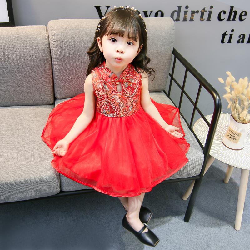 Đầm kiểu bé gái 3 - 4 tuổi. Đầm đỏ cách điệu