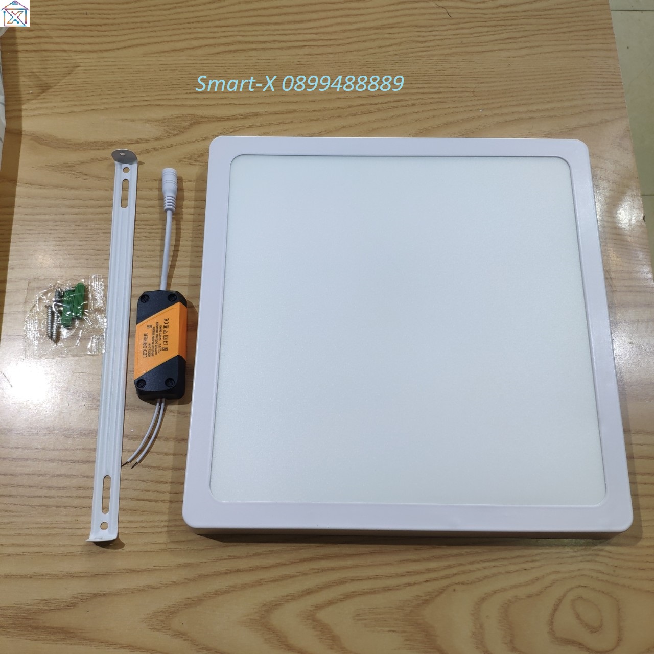 Đèn Led ốp Trần công suất 24w Tròn , Vuông. Công dụng : Ốp nổi trần chiếu sáng,trang trí. tiết kiệm điện , k gây nóng. Đường kính : 30cm
