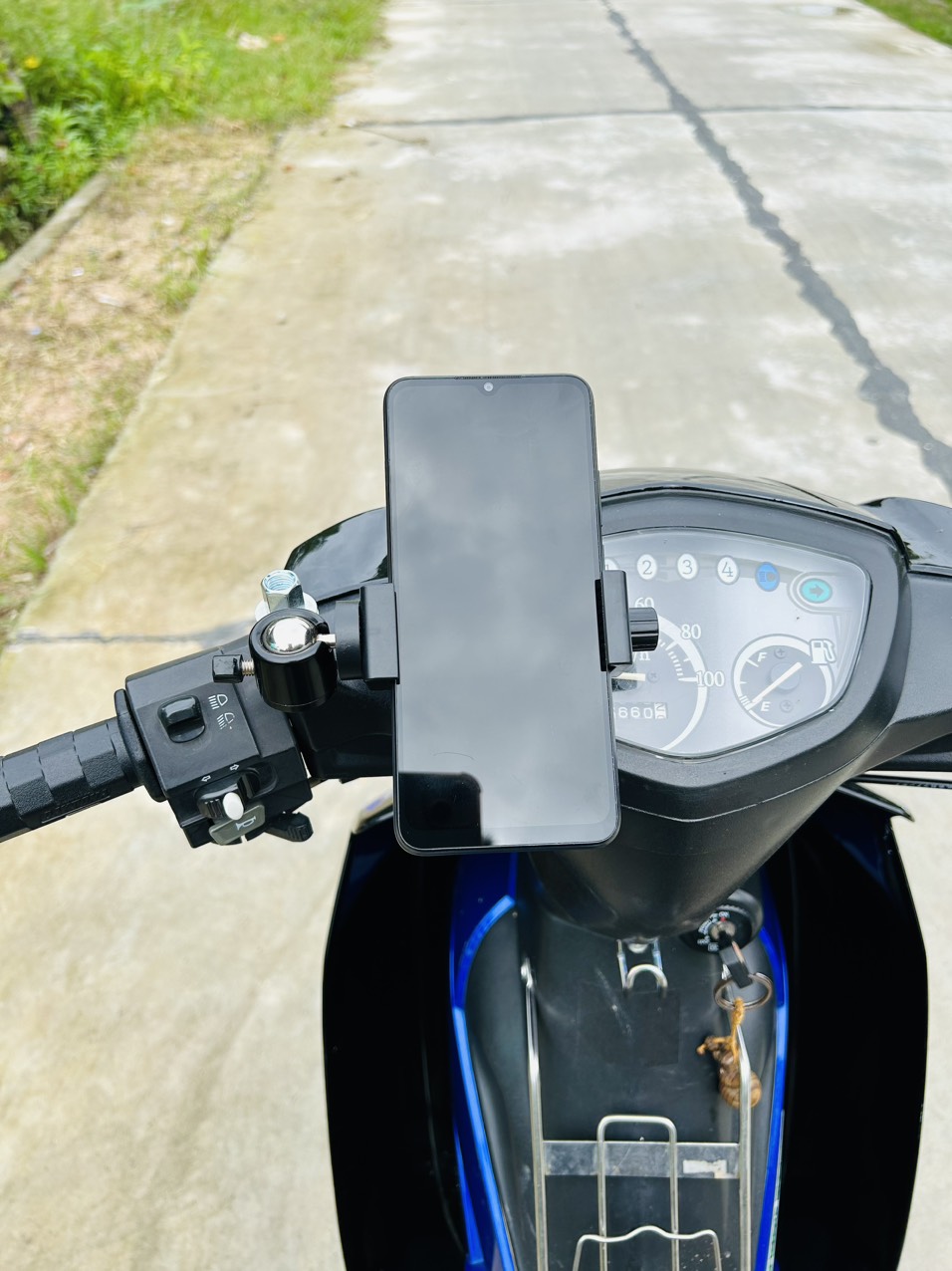 Kẹp điện thoại xe máy mẫu mới tặng ốc nâng chân gương
