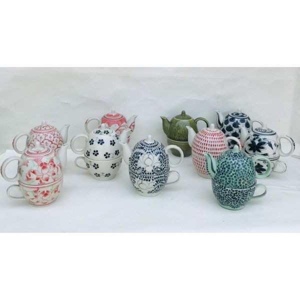 Sét Bình Trà Và Ly Trà Làm Từ Sứ Tráng Men Vẽ Họa Tiết cách Điệu Sang Trọng Kích Thước Ly Có Quai D10*H6cm/ Bình Trà D6*H10/ H Bình Và Ly 14cm Gốm Sứ Bát Tràng Xuất Khẩu , Quà Tặng Cha Mẹ, Khách Quốc Tế và Nhà Mới