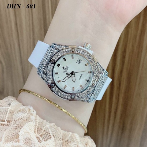 Đồng hồ nữ mặt tròn đính đá size 36 dây cao su thơm DHN601 MTP-STORE