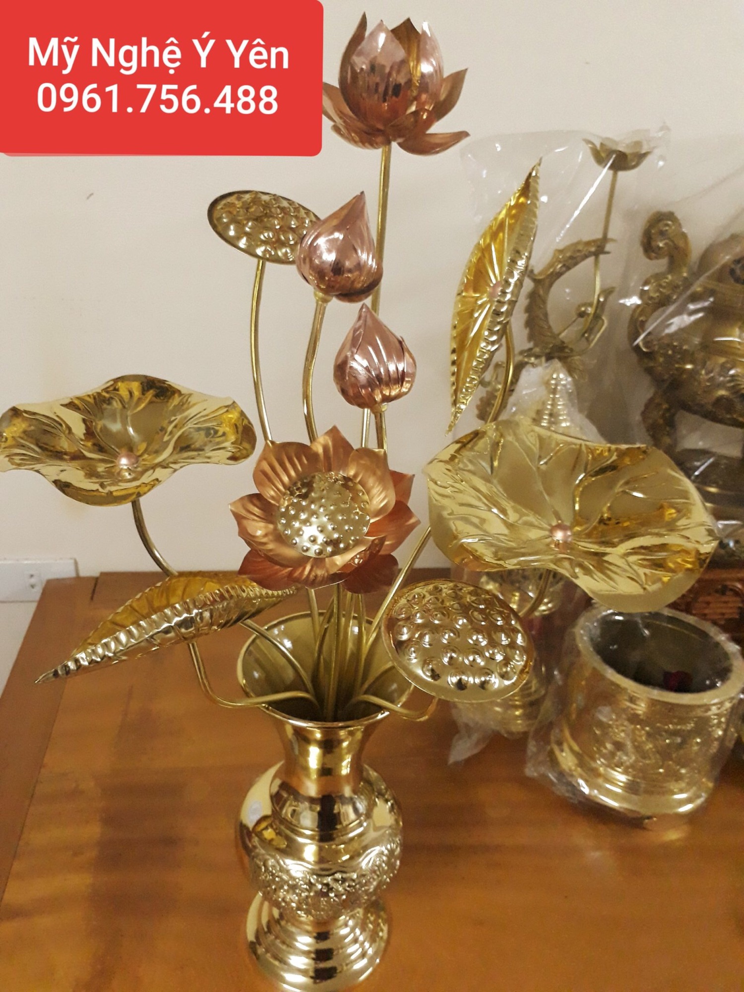 Bộ bình và hoa sen đồng vàng sáng bóng