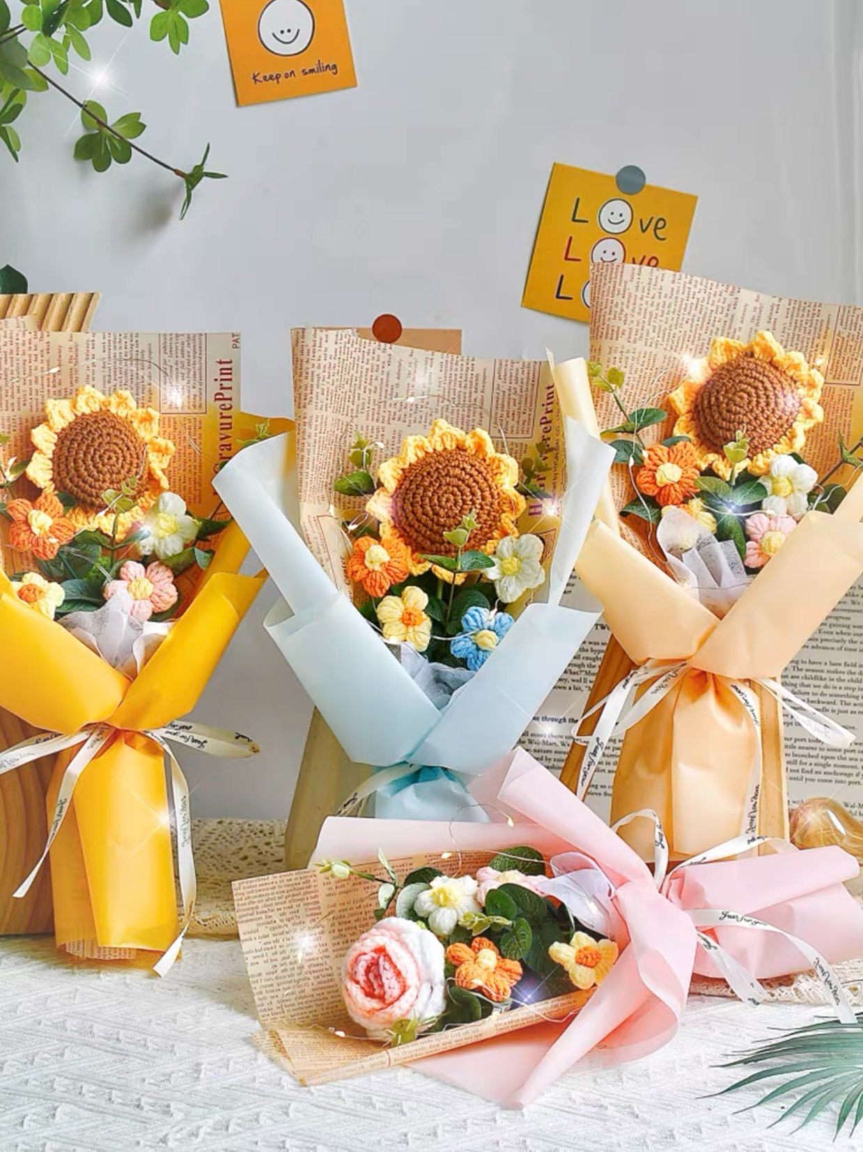 Bó hoa hướng dương, hoa hồng, hoa cẩm chướng bằng len gói sẵn làm quà tặng