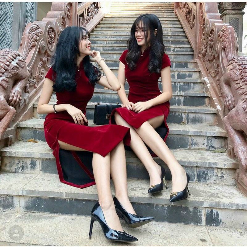 Đầm sườn sám nhung tay ngắn cổ tau đính cườm xẻ tà kiểu dáng sang trọng