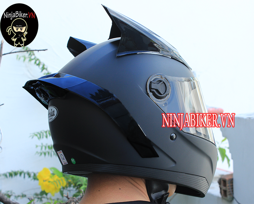 Nón bảo hiểm fullface MT136 đen trơn gắn sừng rùa và đuôi gió