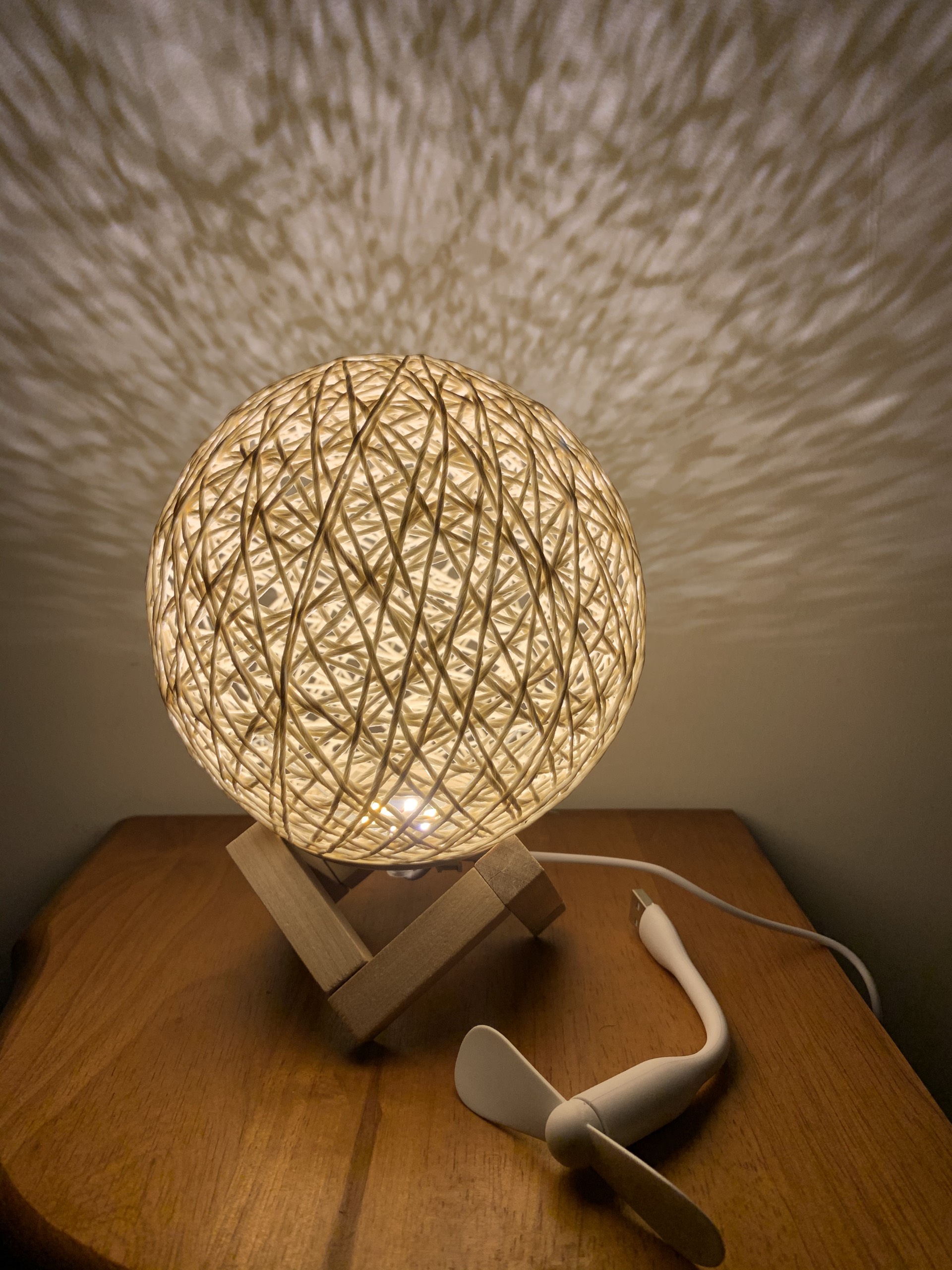 Đèn ngủ, đèn để bàn quả cầu mây độc lạ-Tặng kèm quạt USB( màu ngẫu nhiên)