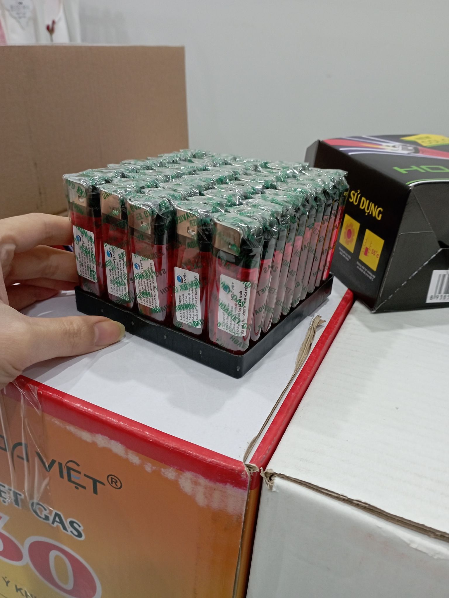 50c Bật lửa gas, hộp quẹt Hoa Việt màu đỏ an toàn chất lượng