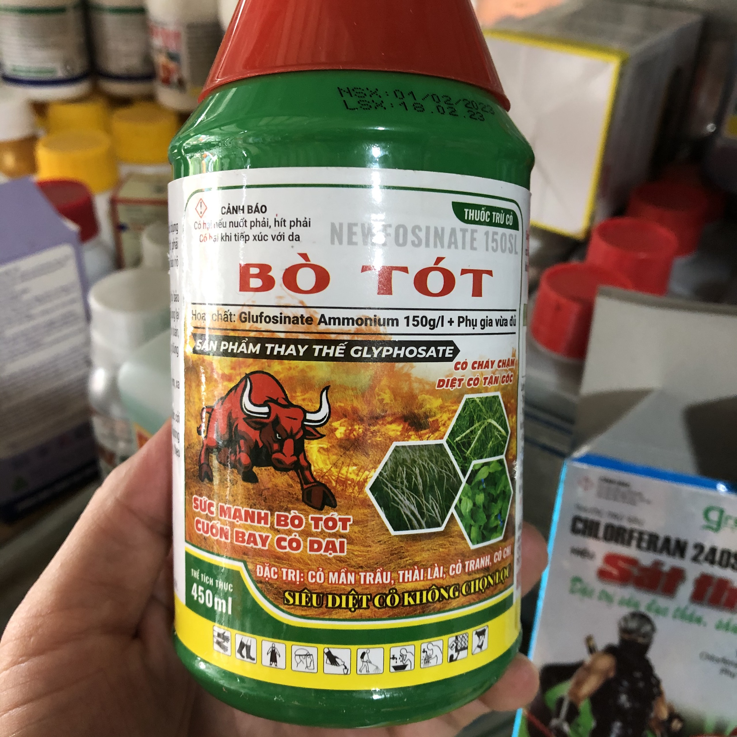 Thuốc trừ cỏ tận gốc hiệu Bò Tót 450ml, trừ tận gốc cỏ đa niên và hằng niên, diệt các loại cỏ như cỏ mần trầu, cỏ chỉ, cỏ đuôi phụng, cỏ cói, cỏ lác, cỏ lá rộng, cỏ gấu, cỏ chát