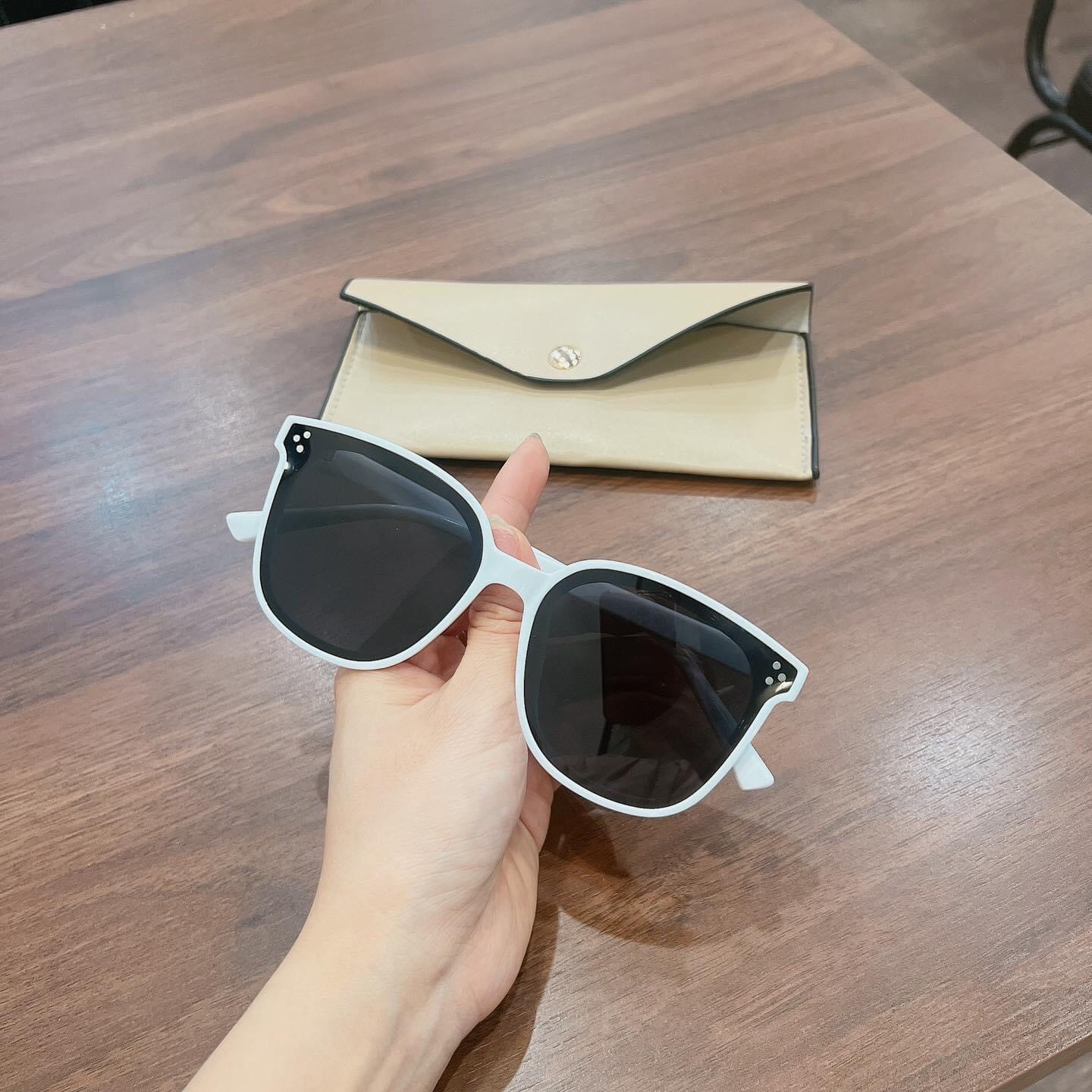 Mắt Kính Râm Nữ Chống Nắng Gọng Kính Mắt Màu Trắng Nổi Bật