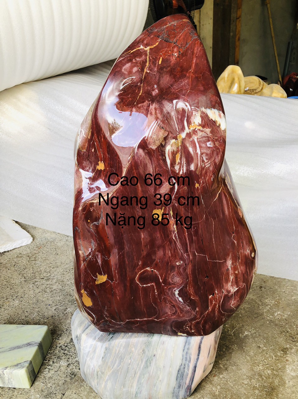 Cây đá phong thủy tự nhiên màu đỏ cao 66 cm nặng 85 kg trấn trạch siêu đẹp cho người mệnh Thổ và Hỏa