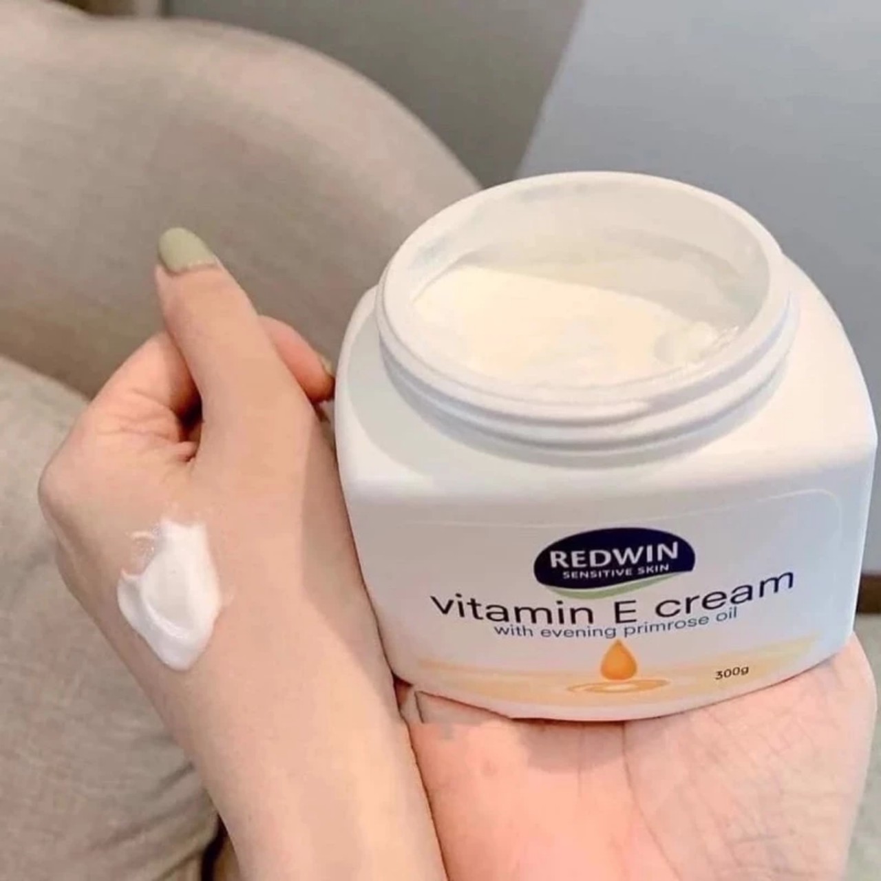 Kem dưỡng da mềm mịn redwin vitamin e cream hộp 300g của úc