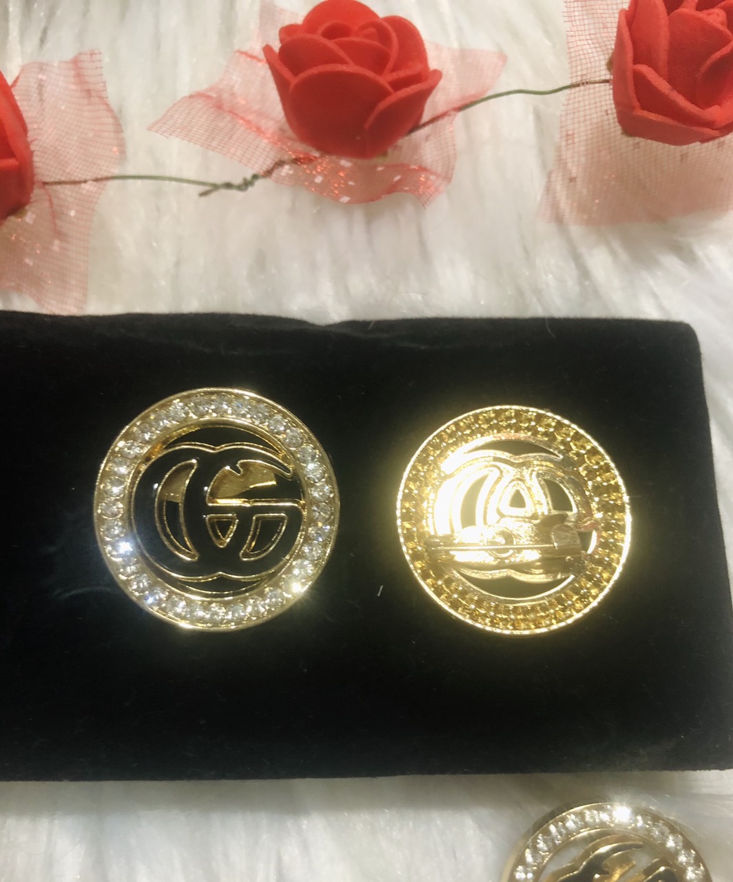 Cài áo tròn phối logo. kt 25 x 25cm