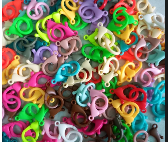 Móc càng cua nhựa nhiều màu làm dây khẩu trang,móc khoá handmade
