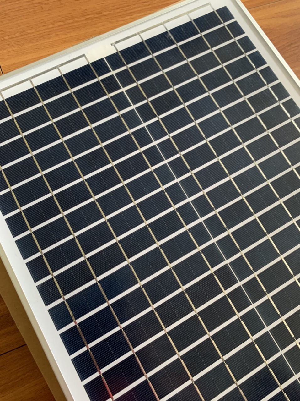 [Tiền điện bằng 0] Tấm Năng Lượng Mặt Trời Solar Panel 18v 20w khung nhôm, dùng chạy quạt 12v DC an toàn, không tốn tiền điện, dây dài 5m, jack cắm 5.5mm, kèm chân giá lắp đặt tiện dụng Giadungdienmay