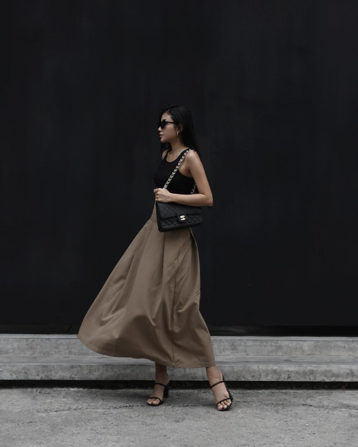 Chân váy dài xếp li lớn màu nâu nhạt, là min - brown pleated midi skirt