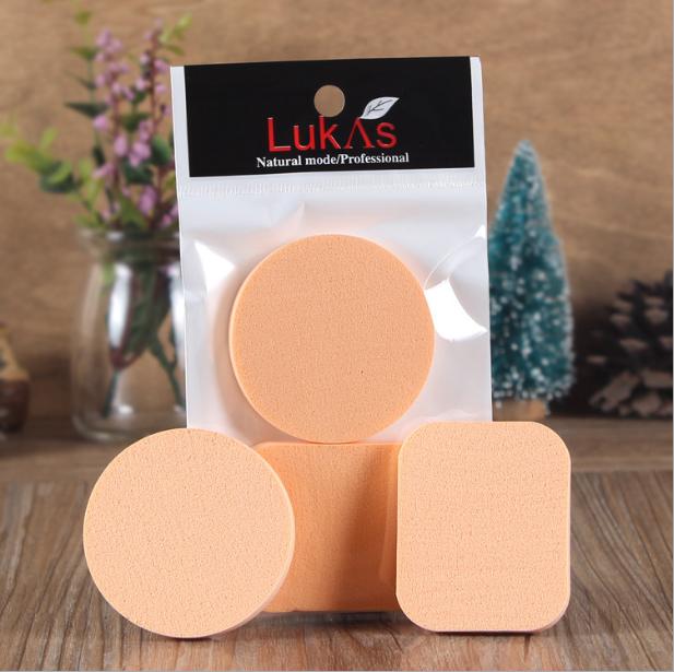 Một gói 2 bông đánh phấn trang điểm Lukasi