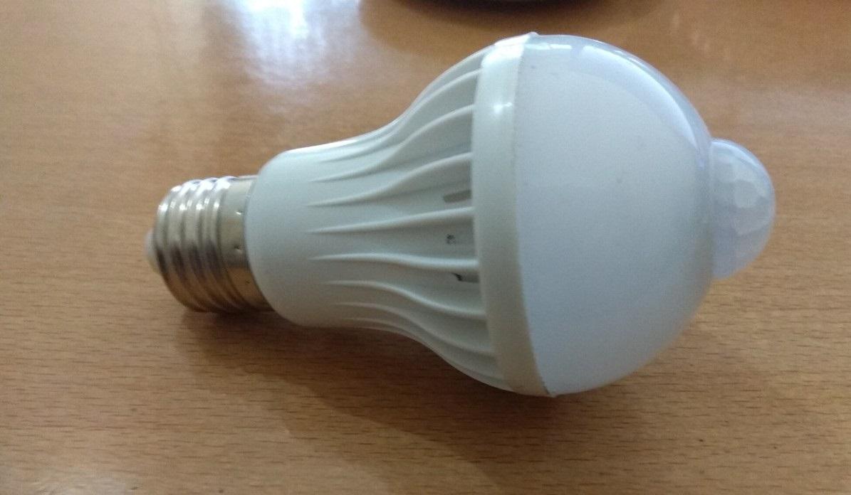Bóng Đèn Led Cảm Ứng Hồng Ngoại 7W sáng trắng
