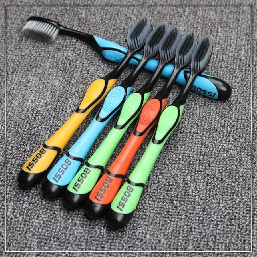 Bàn chải đánh răng than tre hoạt tính Bossi,  Cấu trúc lông bàn trải hai tầng, sợi tròn và sợi chỉ tơ len lỏi vào từng kẽ răng giúp chải răng sạch hơn, massage nướu lợi và lợi giúp loại bỏ những mảng bám cứng đầu nhất.