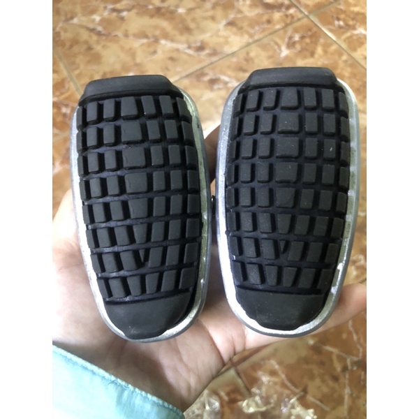 Cao su gác chân trước xe máy
