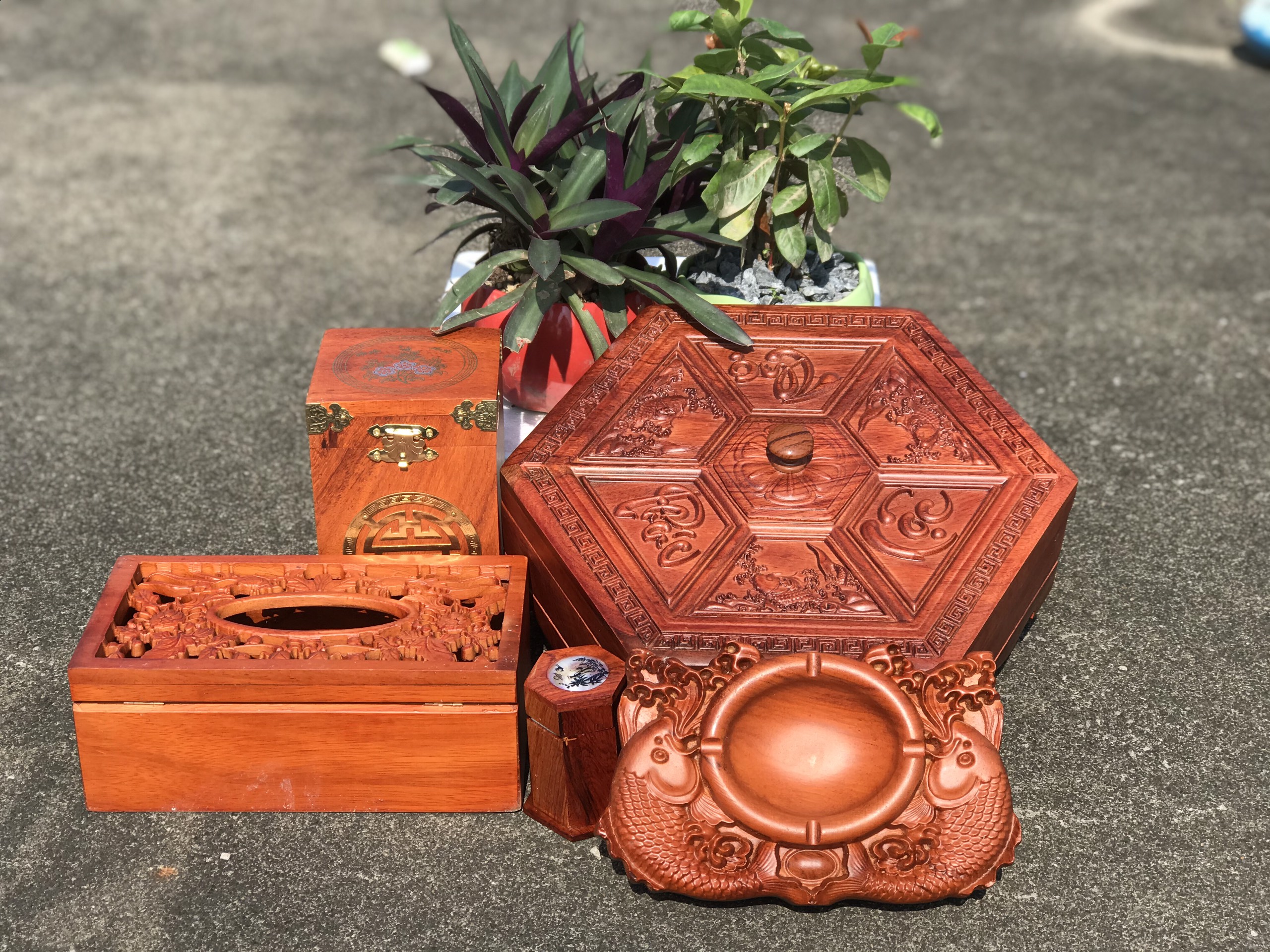 Bộ sản phẩm : Hộp bánh mứt , hộp đựng chè , hộp đựng giấy , gạt tàn , lọ đựng tăm gỗ hương . Sản phẩm làm quà tếi, trưng bày