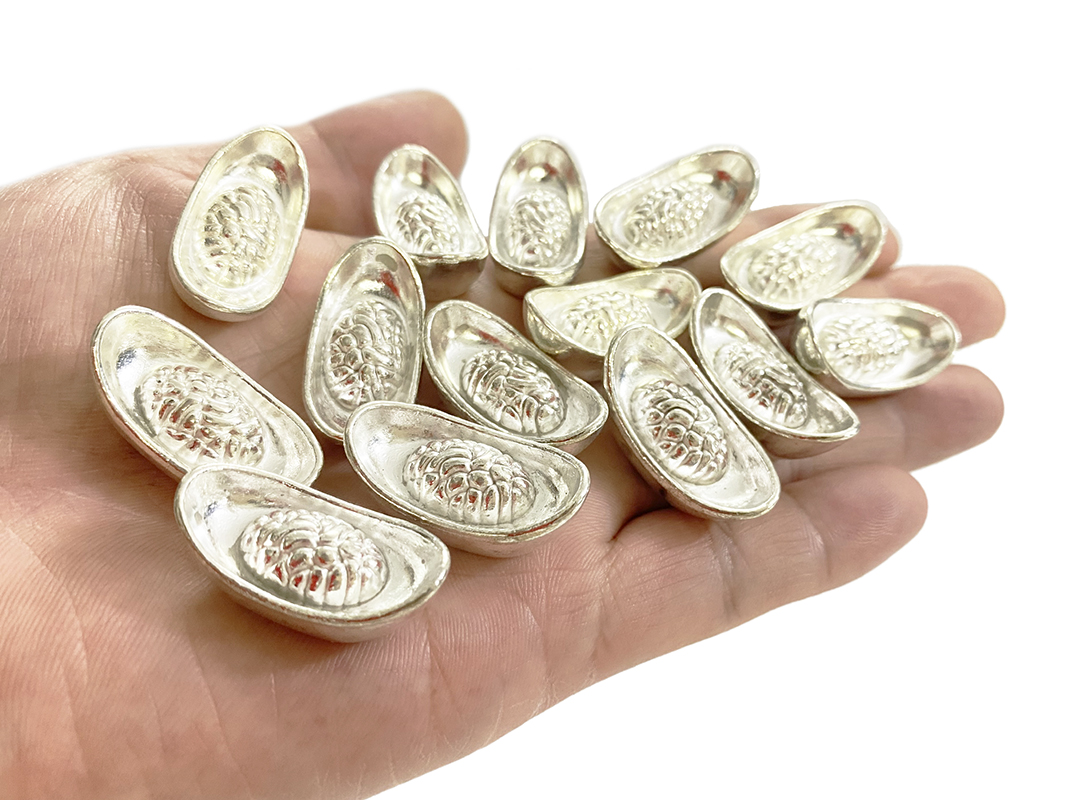 1 Thỏi Bạc Thần Tài Sang Trọng, Hoài Cổ, KIM NGUYÊN BẢO, (Ngô) ( Kích thước  2.8cm x 1.4cm ) biểu tượng cho sự sung túc và giàu có, may mắn - đúc nguyên khối (1 Viên )