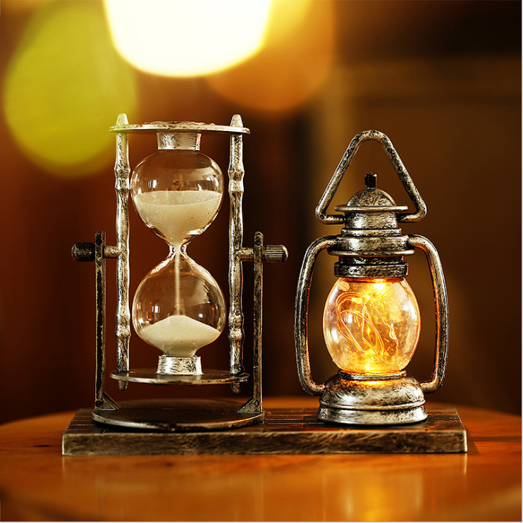 Đồng hồ cát kèm mô hình đèn dầu phát sáng phong cách cổ điển, sang trọng mã DHC06 - vật dụng trang trí bàn làm việc