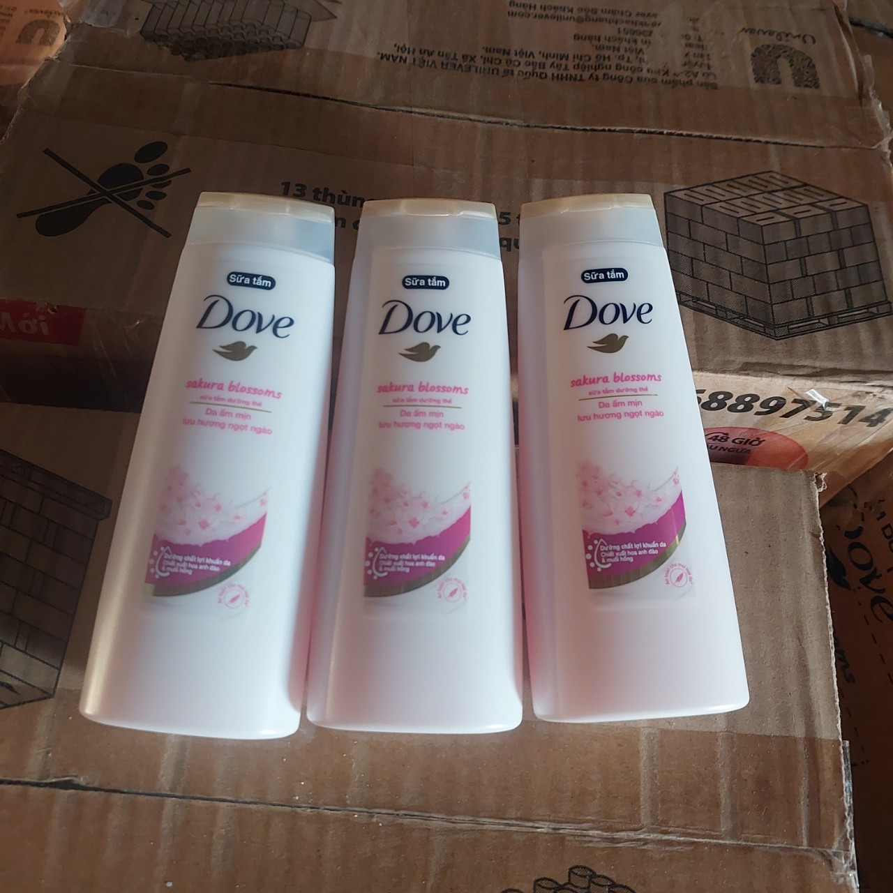 Sữa Tắm Dove Sakura Blossoms 200g