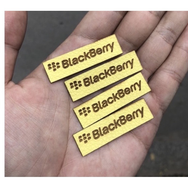 Dán da hình vuông khắc logo blackberry
