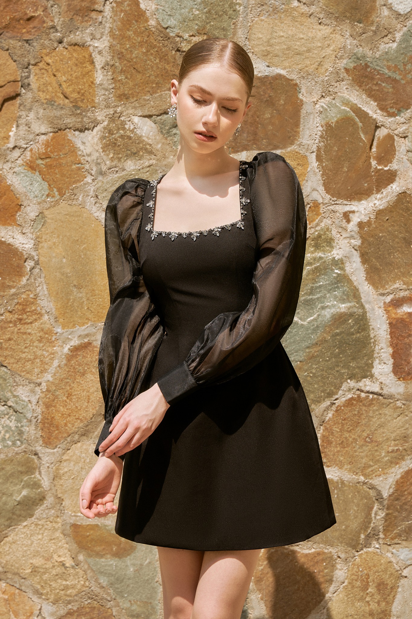 MAVEN - Váy đen tay dài cổ vuông đính kết Danie Dress