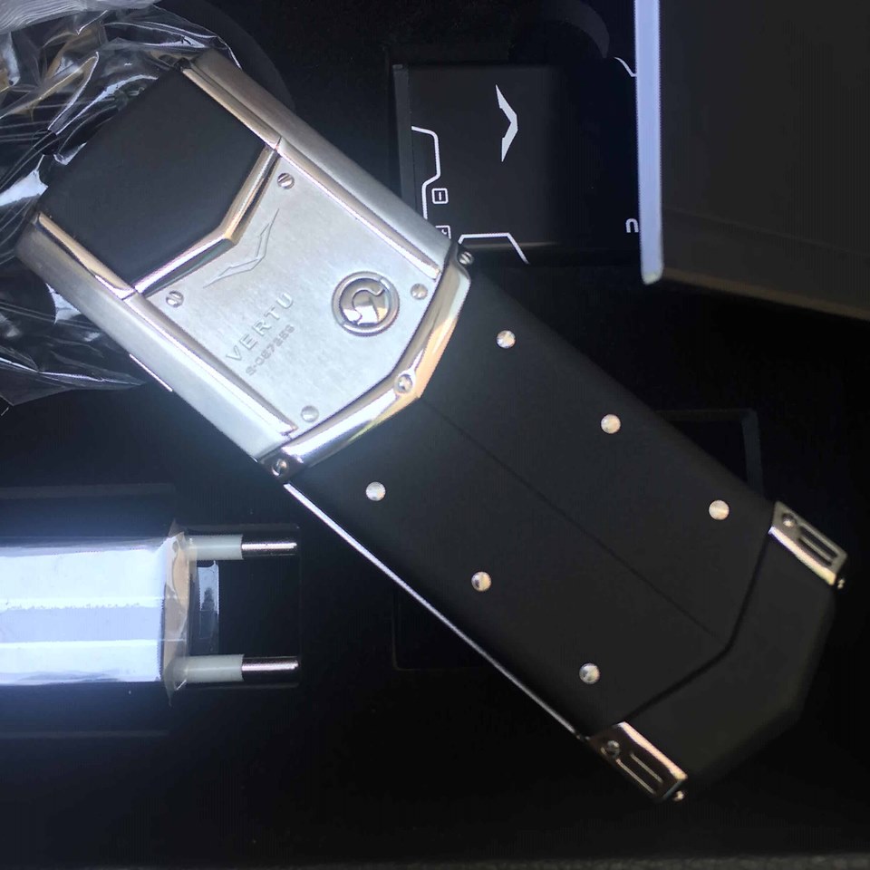 Điện Thoại VerTu Signature S Cấp 1 Sim Khay Sim Trên Đầu -Tặng Bao DA + 2 Pin Xịn - BH 12 THÁNG