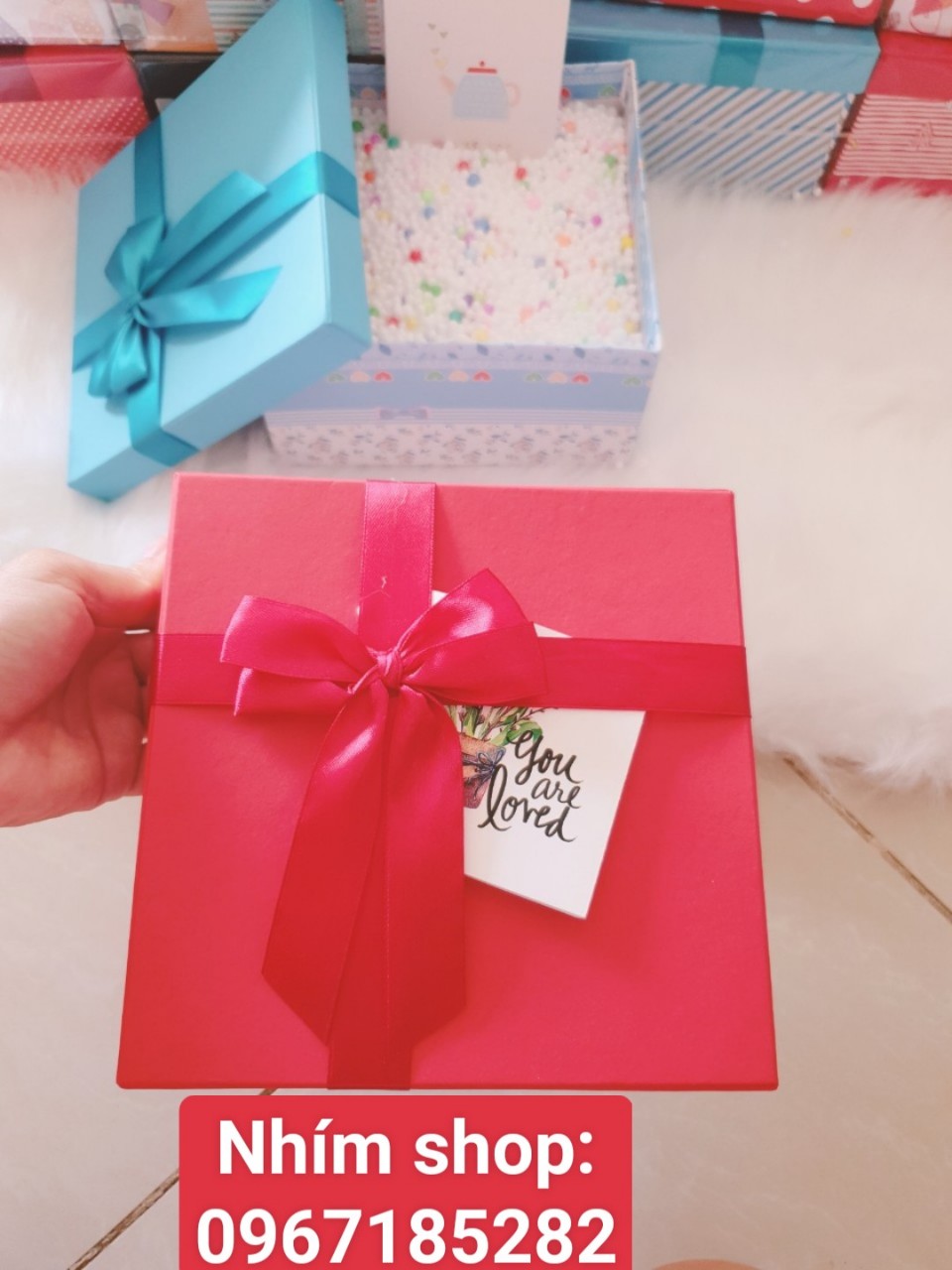 Hộp quà tặng hình sang trọng kèm hạt xốp nhiều màu và thiệp xinh xắn size hộp ngang 18.5 cm, cao 7.5cm