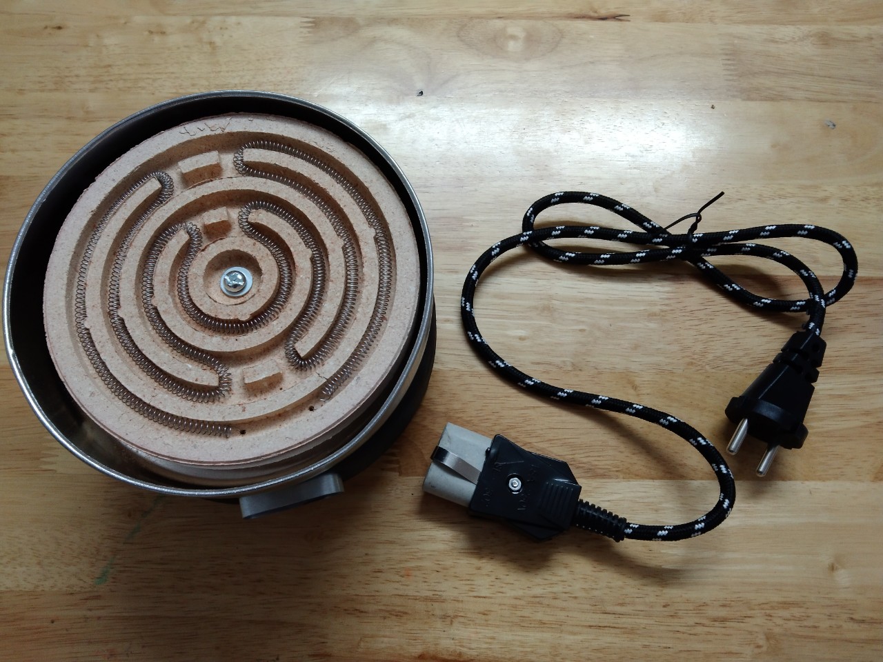 Bếp Mồi Than Tổ Ong Đế Gang An Toàn,Tiện Dụng 500W-220V Tặng Kèm 1 Dây Maiso