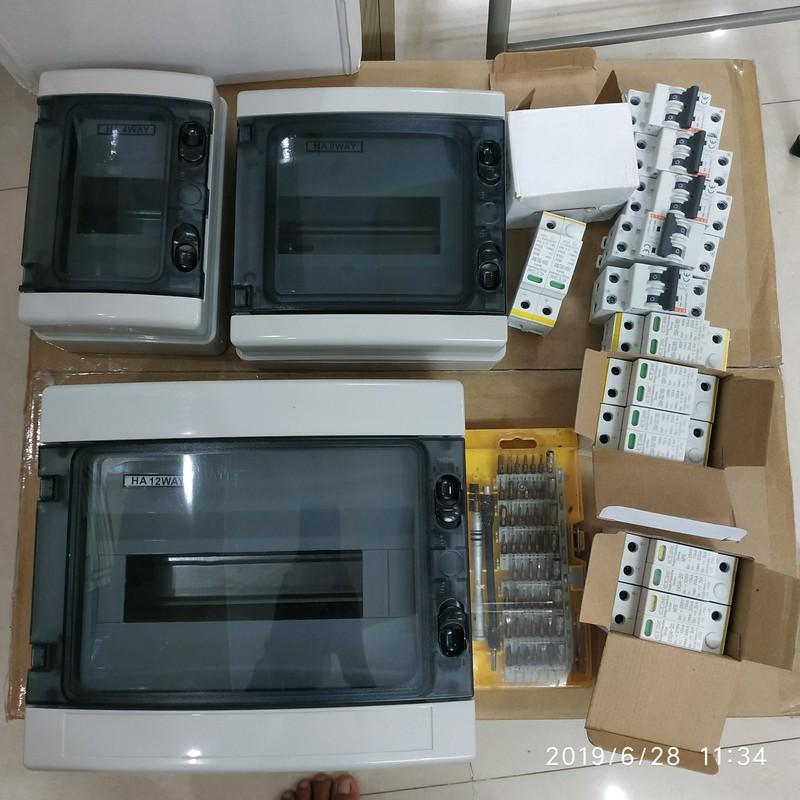Tủ điện pin mặt trời nhựa ABS chứa 12 cp siêu đẹp.