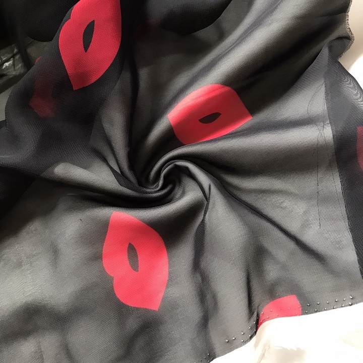 Vải Voan Đen Họa Tiết Môi Đỏ, Khổ Khoảng 1m5 - Chất Mềm Mỏng Rũ, Ít Giãn - Phù Hợp May Váy Đầm, Áo Kiểu