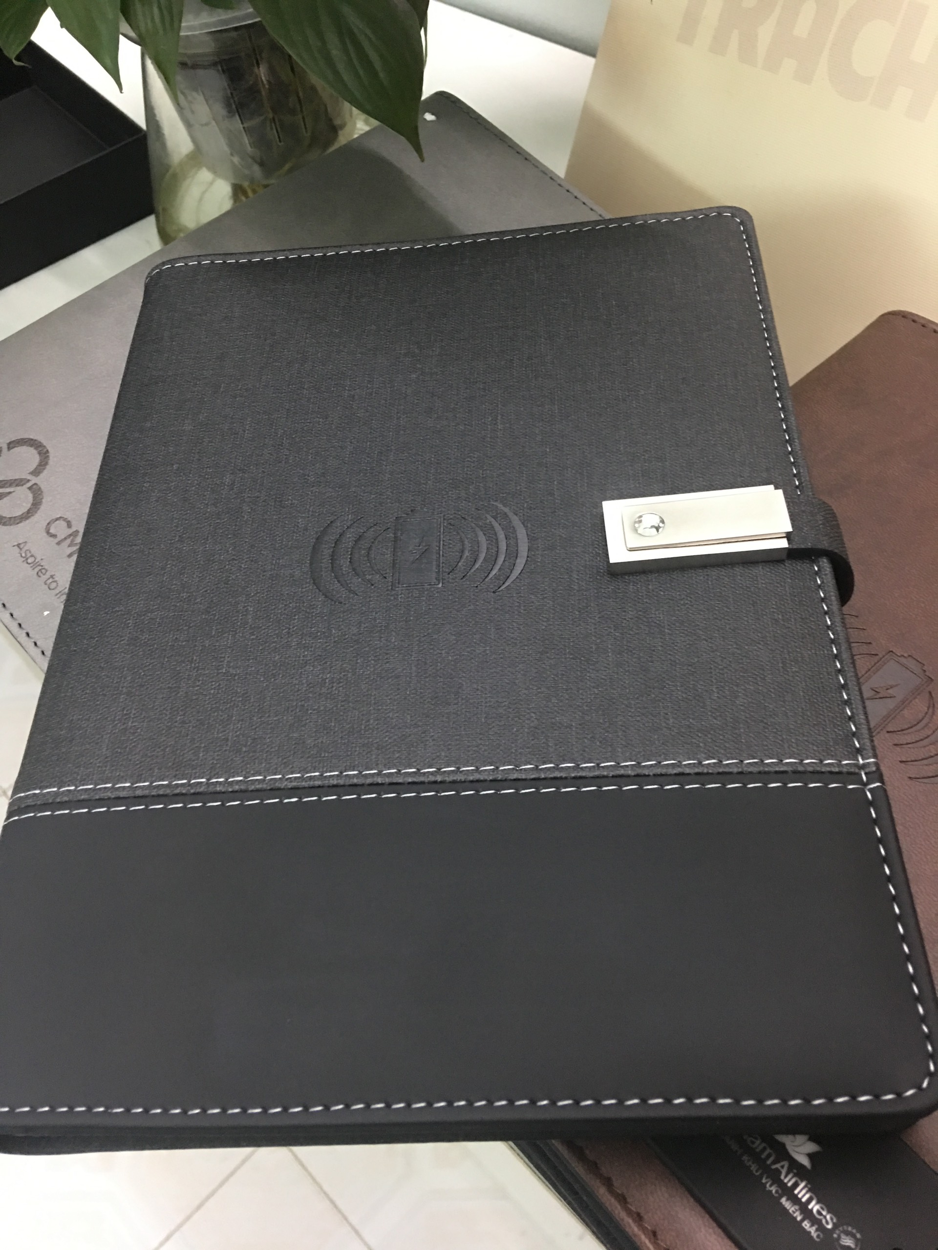 Sổ bìa da A5 tích hợp sạc dự phòng không dây và usb lưu trữ